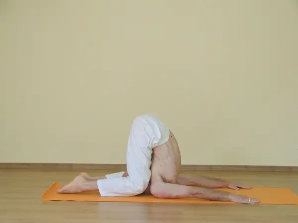 Karnapidasana