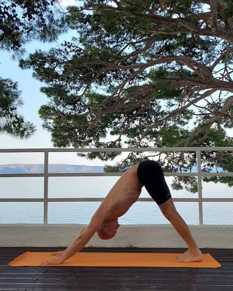11. Parvatasana (zadržati dah)