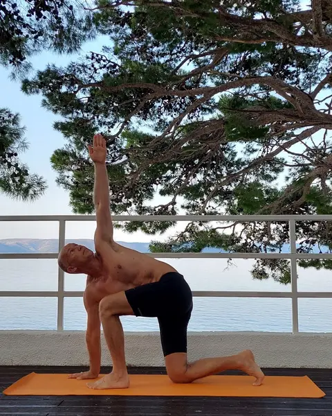 13. Ardha Parivritta Ashva Sanchalanasana (izdah)