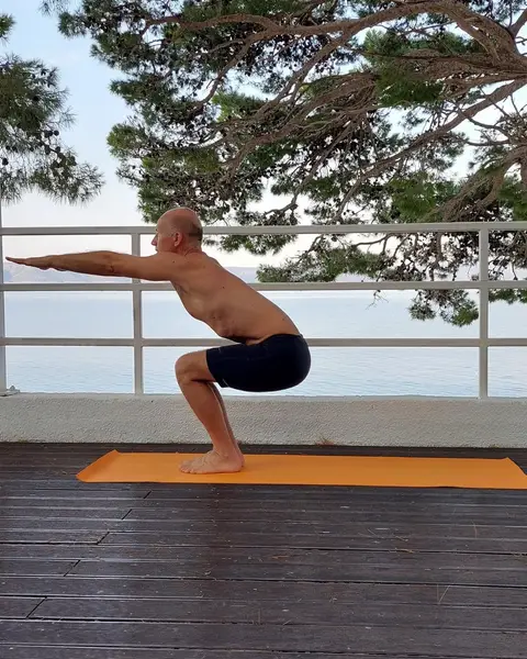 2. Utkatasana (udah)