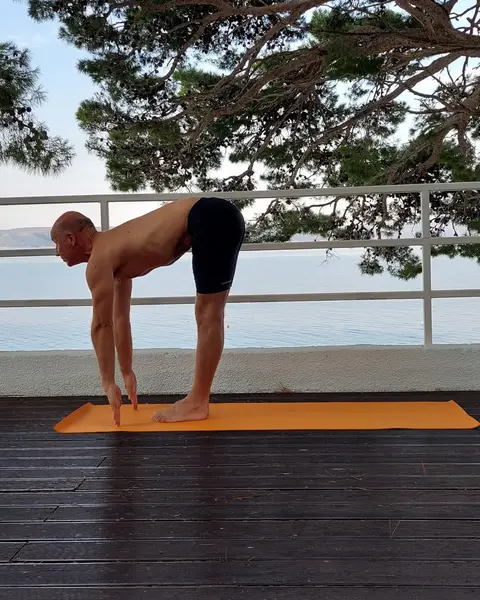 4. Ardha Uttanasana (udah)