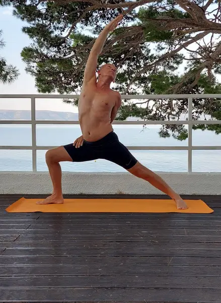 8. Ardha Baddha Viparita Virabhadrasana (udah)