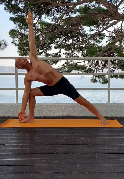 9. Trikonasana (izdah)