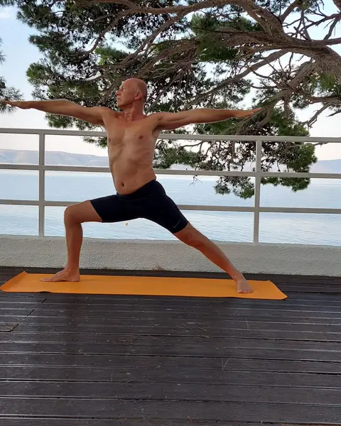 10. Virabhadrasana 2 (udah)