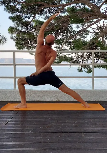14. Ardha Baddha Viparita Virabhadrasana (udah)