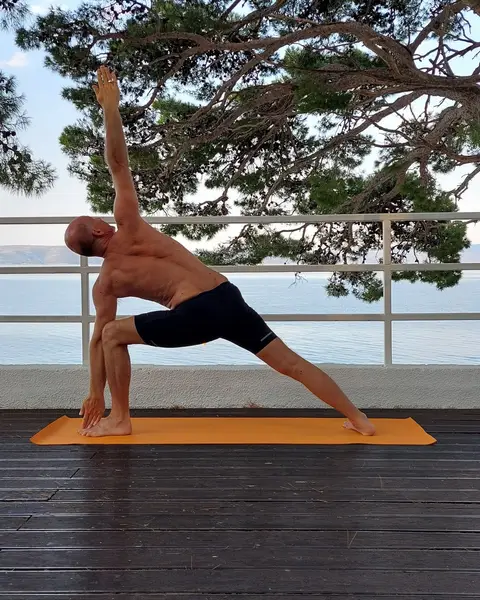 15. Trikonasana (izdah)