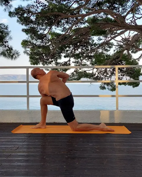 23. Parivritta Parshva Konasana (izdah)