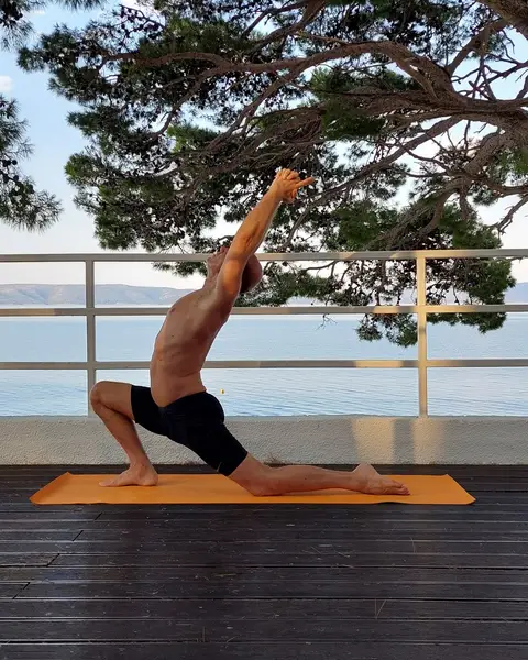 24. Anjaneyasana (udah)