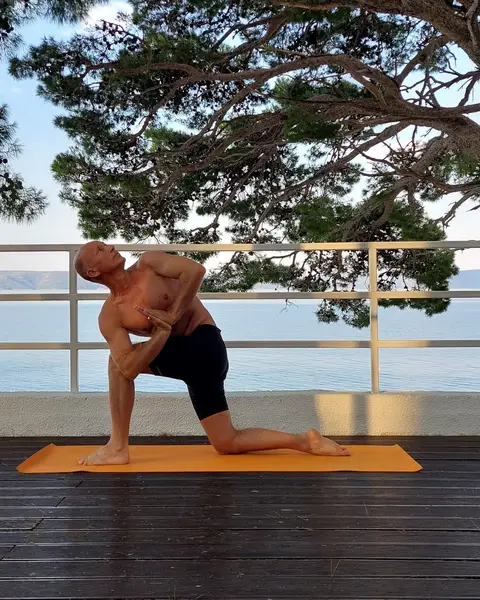 33. Parivritta Parshva Konasana (izdah)