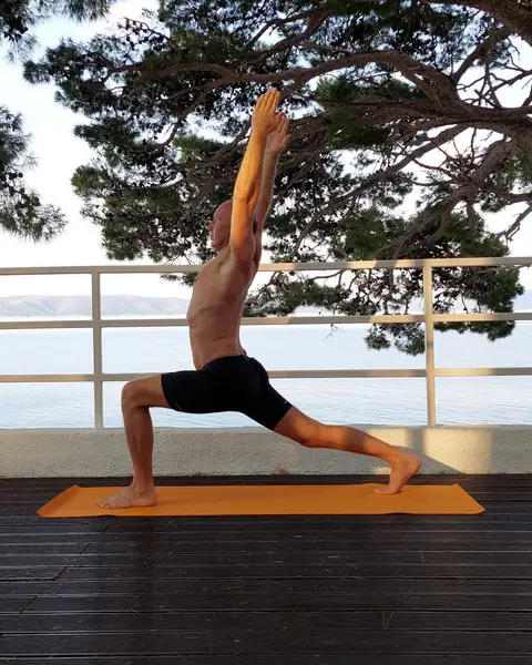 36. Virabhadrasana 1 (udah)