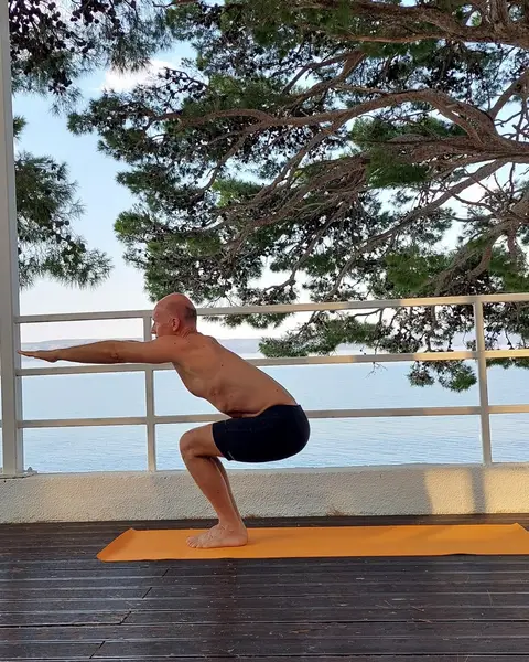 42. Utkatasana (udah)